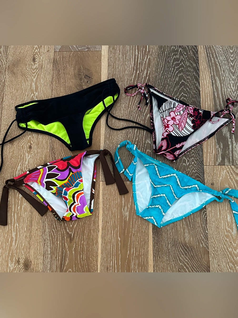 Mixed Lot Women's Bikini Bottoms - ROXY, O’NEILL & RIPCURL, size XS